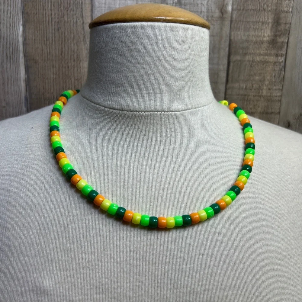 🦕A dinosaur themed necklace🦖 22 inches